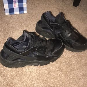 Black Nike Huaraches